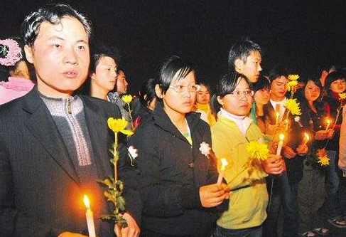 在孟祥斌牺牲的13年里,妻子独自一人抚养着他们的女儿,她为自己有这样