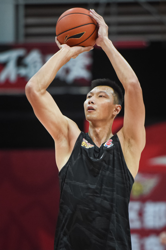 体育篮球cba总决赛广东东莞大益队赛前训练