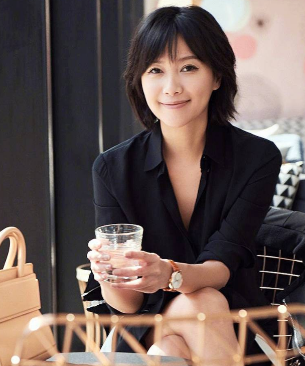 徐静蕾真爱搞特殊,想用亚麻金短发扮辣妹,却因为黑眼圈变老气