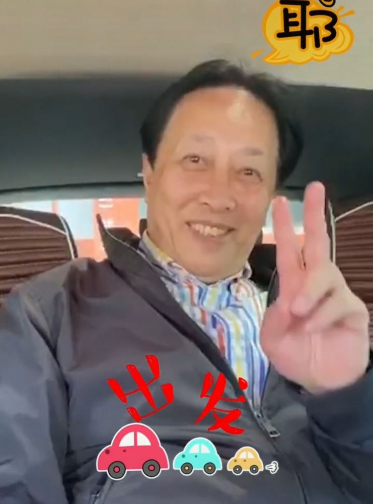 68岁唐国强罕露面老年斑明显肚腩突出对镜头比耶超可爱