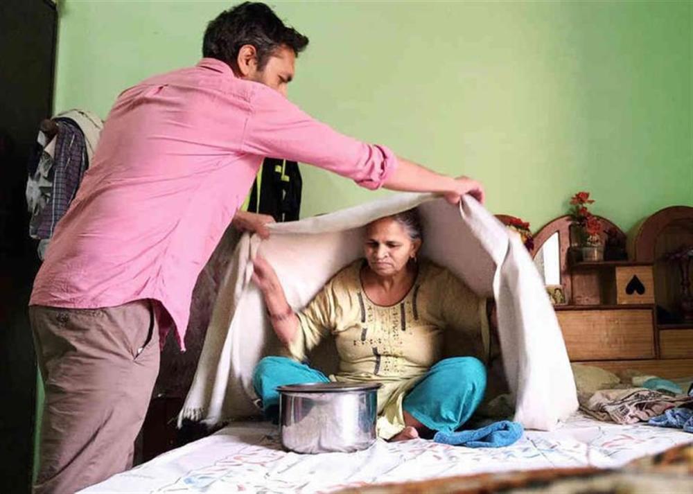 疫情愈演愈烈一名印度男子苦苦挣扎的48小时