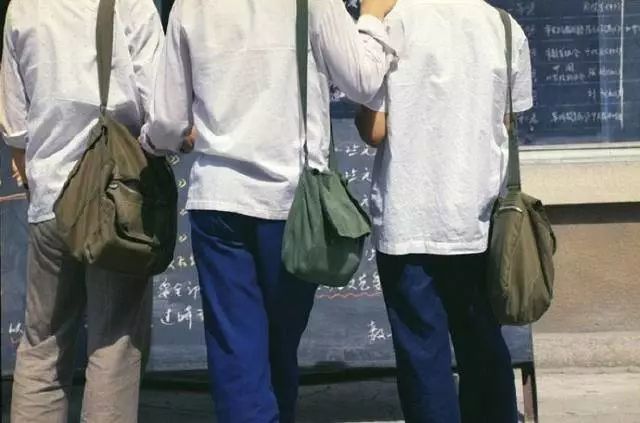 80年代中学的老照片,看完后满满的回忆!_腾讯新闻