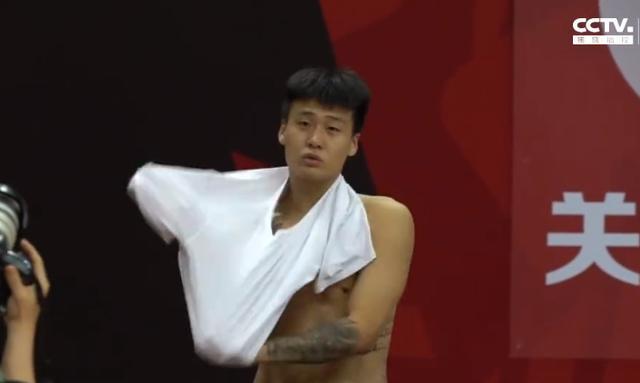 宏远派五一福利赵睿场边更衣现八块腹肌他今晚带队夺冠将获fmvp