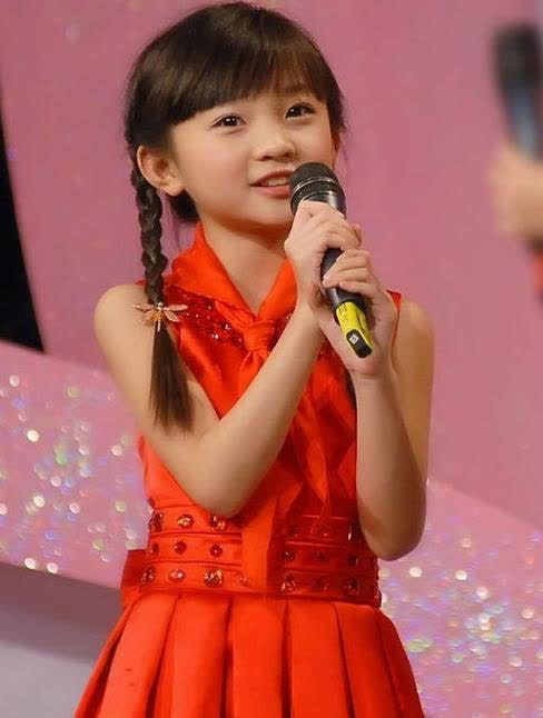 最终选择让林妙可上台表演,但是要在现场放出提前录好的杨沛宜的歌声