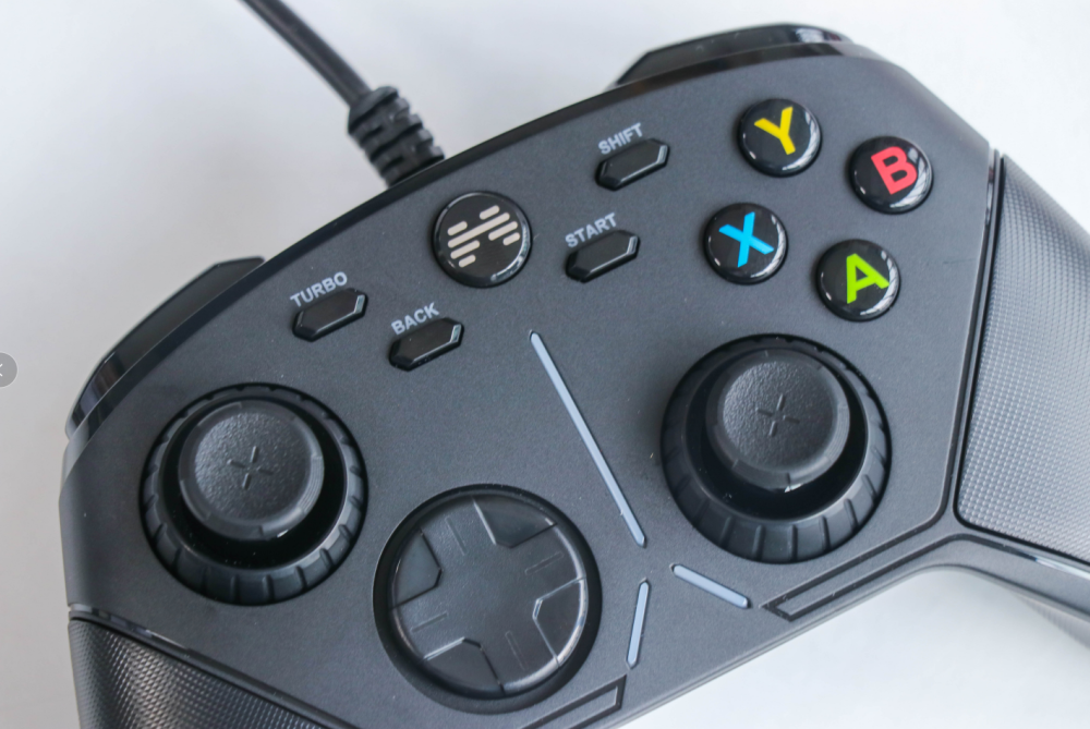 北通阿修罗3游戏手柄有线版首发上手体验灵敏操作堪称一绝