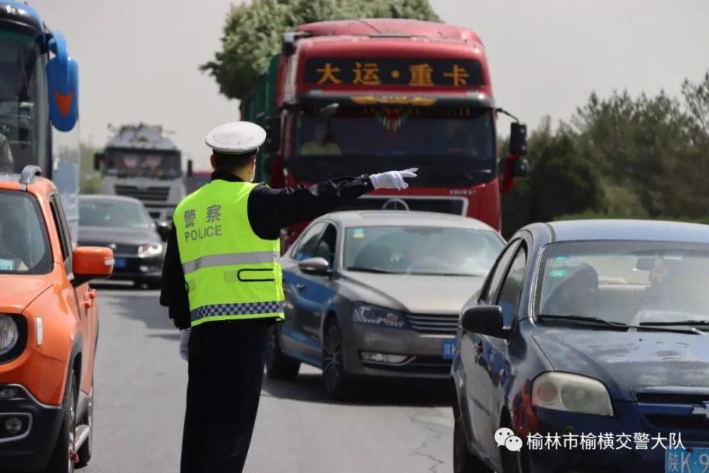 五一假期交警执勤忙坚守岗位保畅通