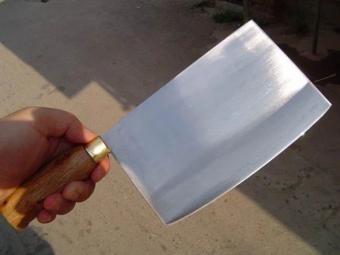 泰州一烧烤店内,男子举刀吓唬别人,被抓后竟觉得"委屈"?