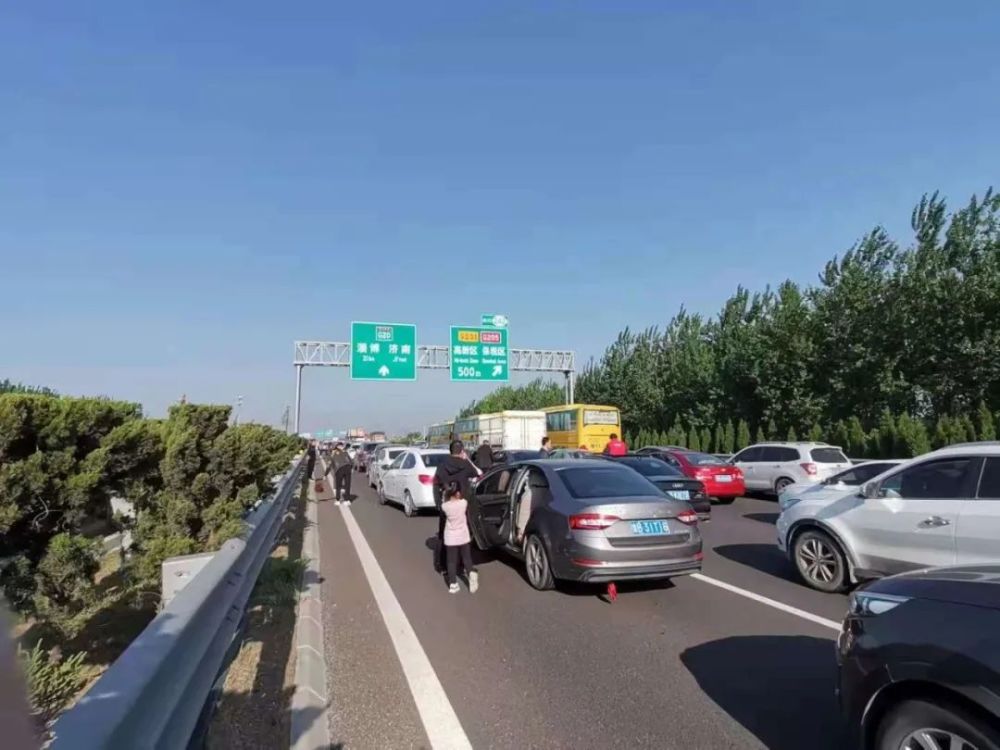 今天上午10点左右,记者赶往g20青银高速淄博收费站,发现金晶大道右拐