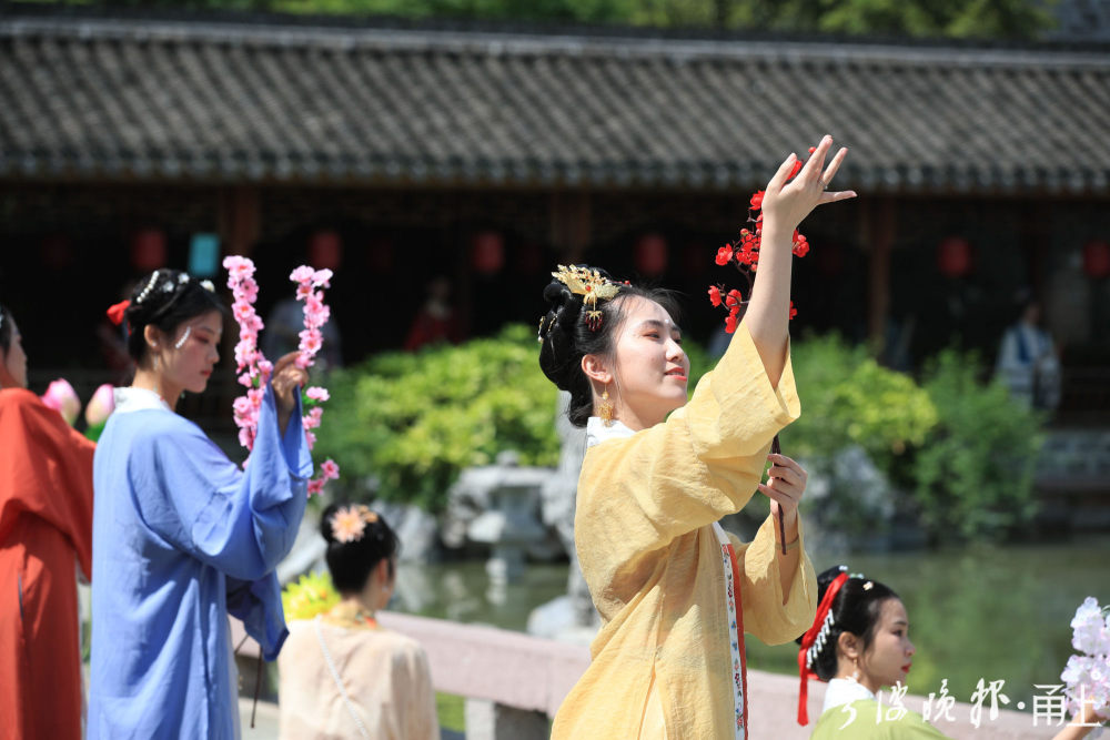 美衣袂蹁跹行礼如仪宁波这场汉服游园会让月湖摇曳生姿