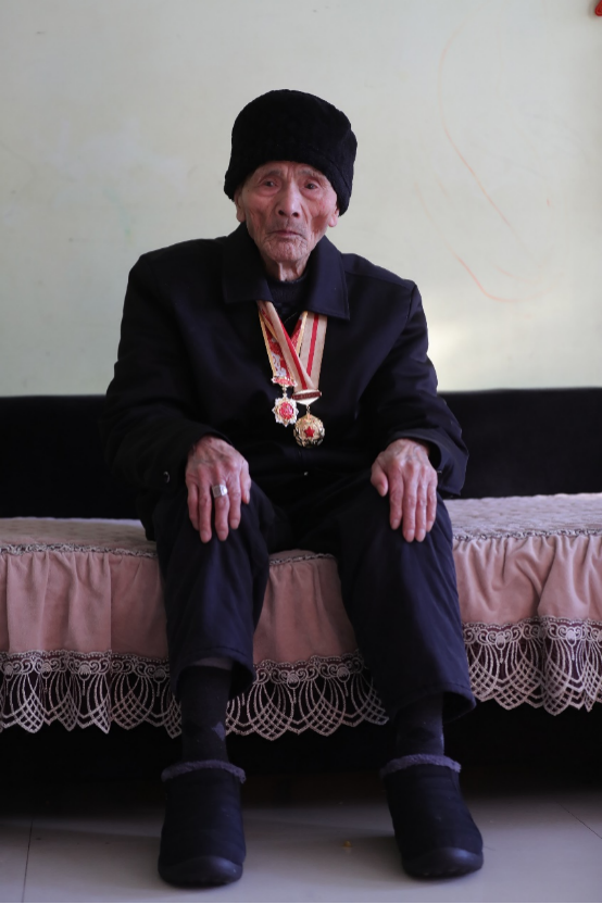 马崇德1917年1月出生于广西乐业县,15岁参加红军.