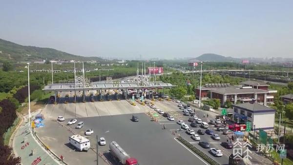 五一假期首日江阴渡口高速出入口出现车辆拥堵