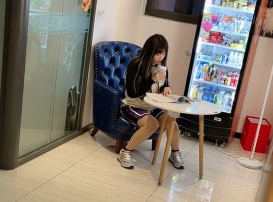 千万网红钟婷私下形象太不雅坐床上舔脚还把别人袜子塞嘴里