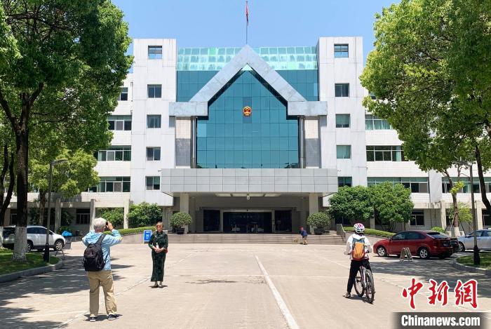 扬州市委市政府机关大院变成临时"服务区"迎八方游客