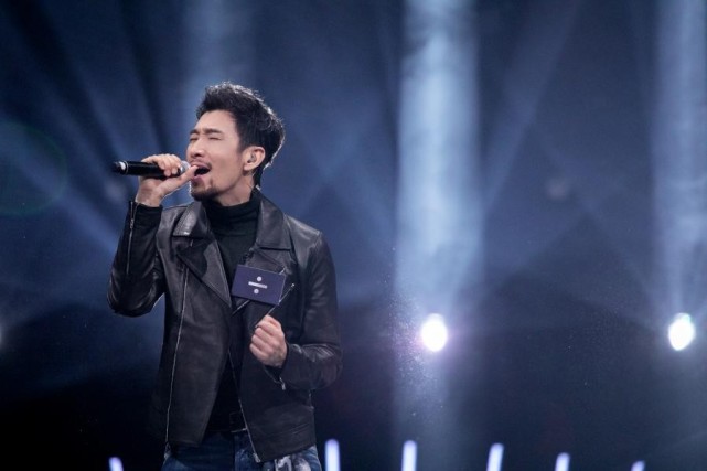 谁是宝藏歌手推荐人脱口秀式安利歌手满江与多年歌迷现场拥抱