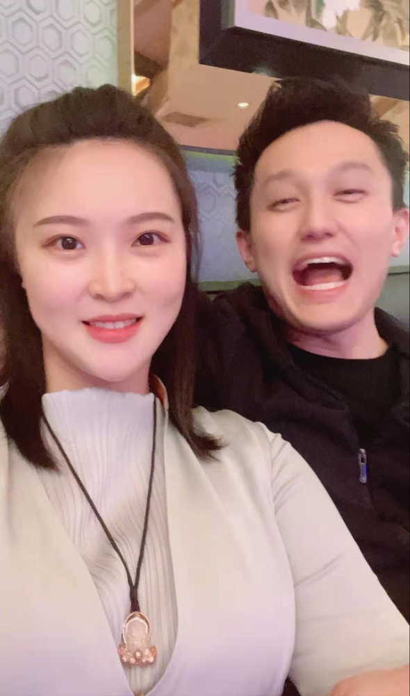 惠若琪与老公庆祝结婚三周年身材明显发福越来越有夫妻相