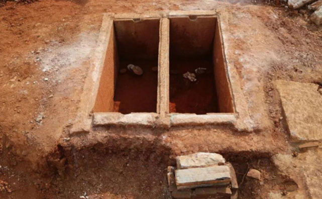内蒙古发现一合葬墓,夫妻两人相互依偎,专家:1000年,总算找到了