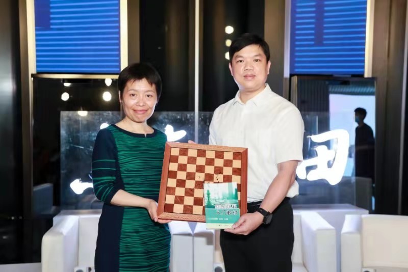 国际象棋棋后谢军在深分享拼搏故事,"点亮福田"致敬劳动者_腾讯新闻