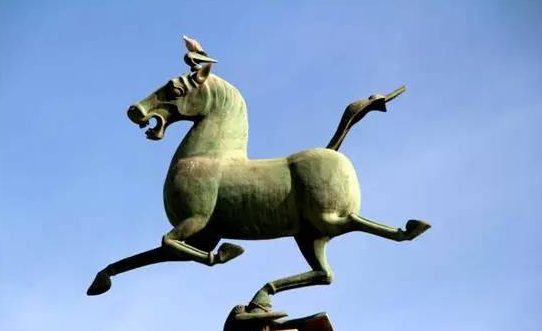 有名的马踏飞燕为何很少人拍正面照正面照实在太搞笑