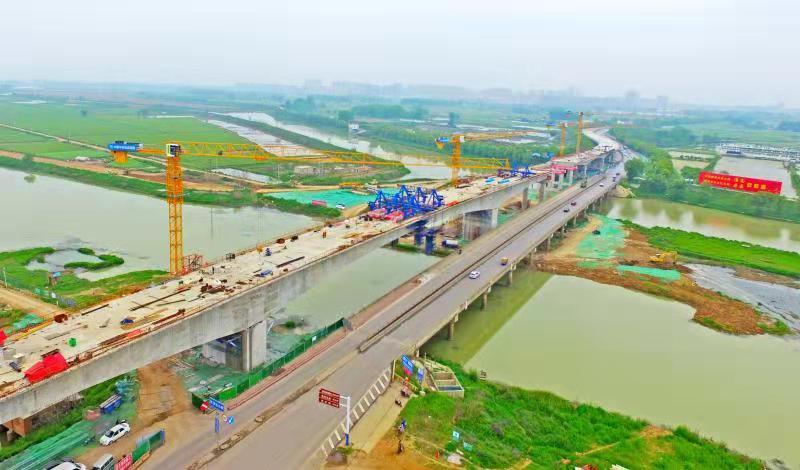 据悉,引江济淮工程是国家重大水利标志性工程,东津渡大桥项目建成后
