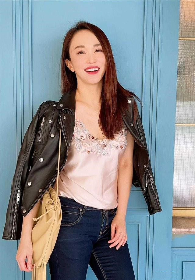 50岁小龙女范文芳胆真大身穿吊带裙依旧迷人