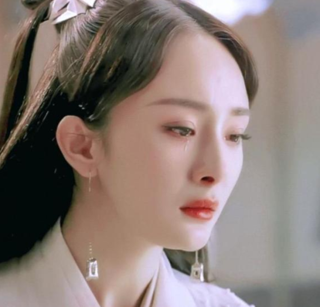 女星哭戏都啥样?刘亦菲仙女落泪,杨幂哭红眼眶,看到热巴:心疼