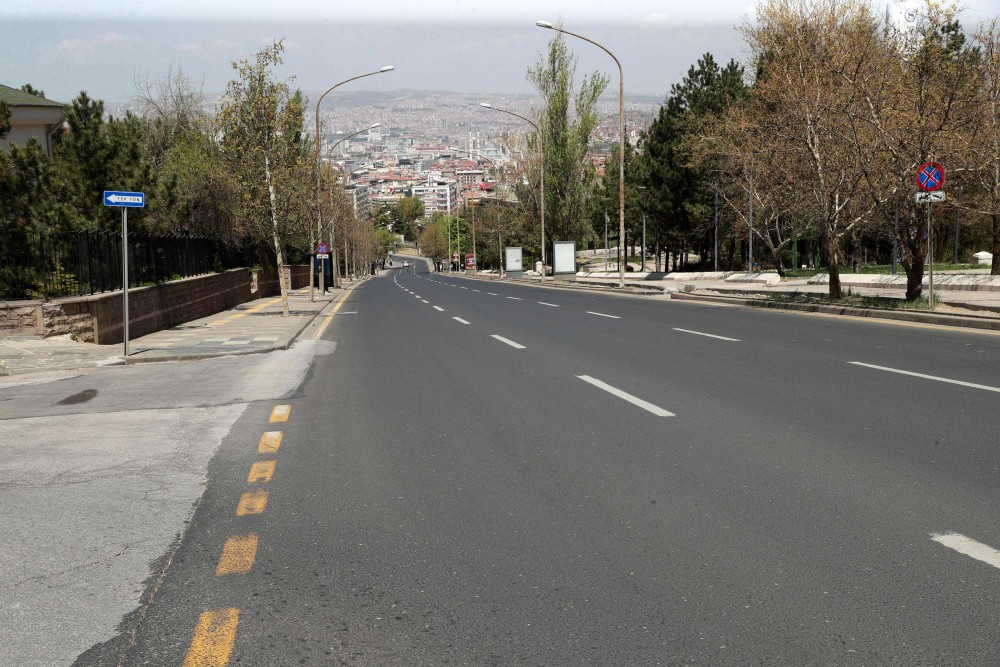 新华社/法新5月1日,一名男子在土耳其首都安卡拉空荡的街头行走.