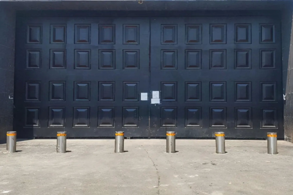 车子来到了一个高大的大铁门外,就到了监狱,这个时候都赶忙下车,终于