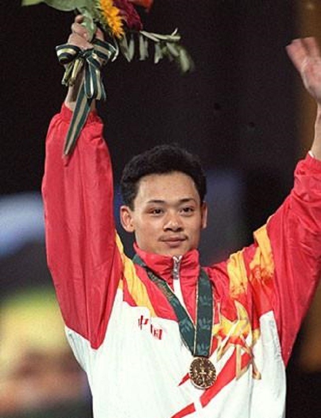 中国举重功臣占旭刚31岁退役迎娶空姐初恋现47岁官至副厅级
