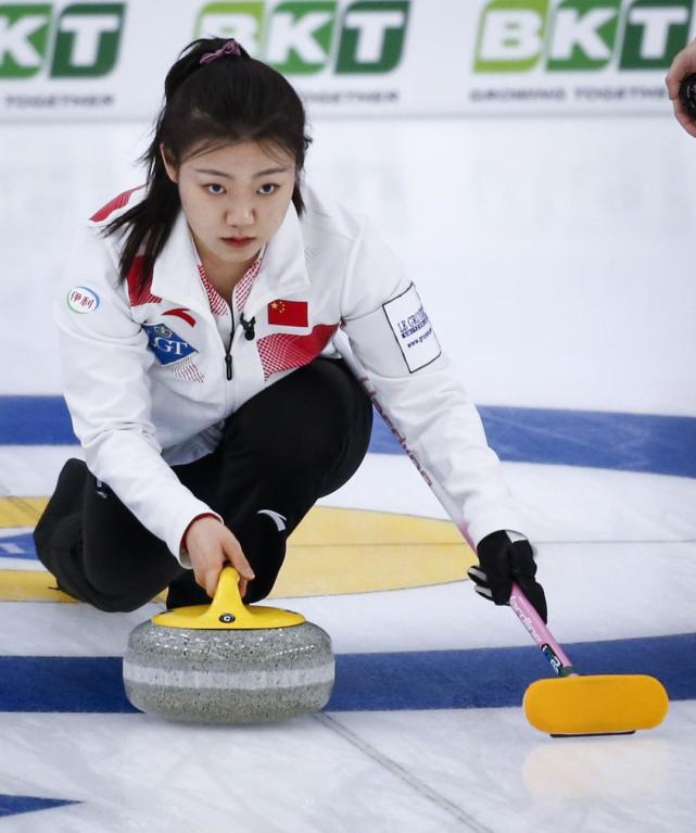 女子冰壶世锦赛揭幕中国队首战告捷