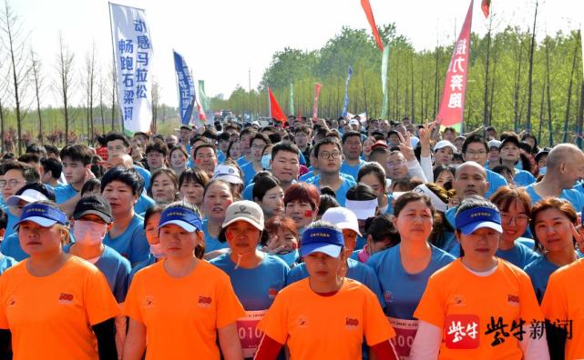 委员会主办的石梁河半程马拉松比赛在石梁河水库环湖大道鸣枪激情开跑