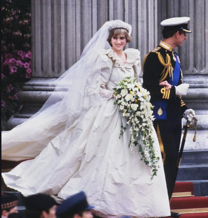 戴安娜王妃绝美婚纱首次展出!"世纪婚礼"竟是她悲惨的开始_腾讯新闻