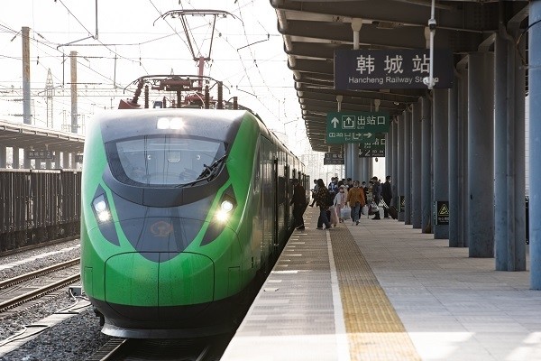 西安机务段绿动车司机精准操纵服务旅客五一假期