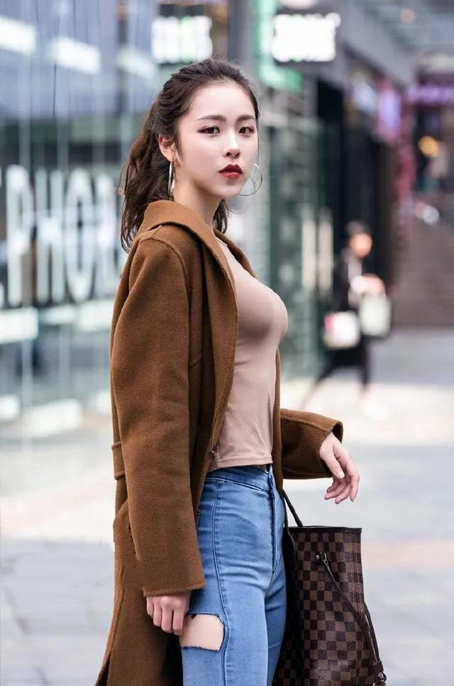 蓝色牛仔裤加风衣的搭配气势强不仅时尚还很显魅力