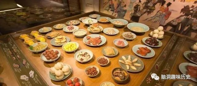 宾客们一边欣赏着精彩的歌舞表演,一边吃着美味的食物,怎一个美字了得