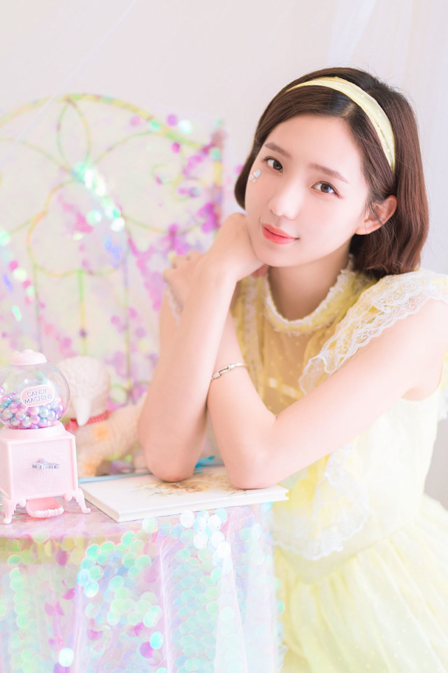 短发清新养眼小虎牙妹子,可爱迷人