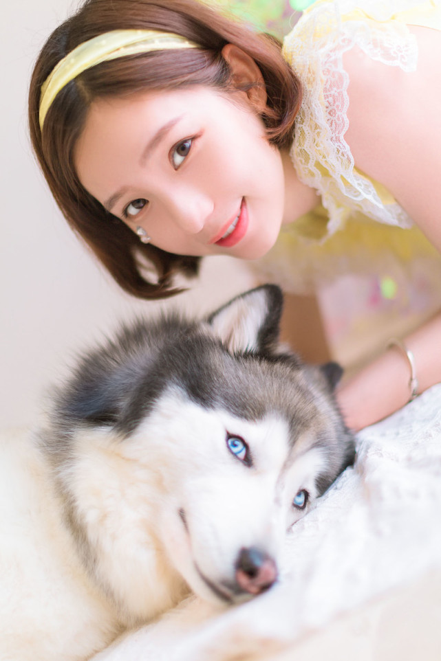 短发清新养眼小虎牙妹子,可爱迷人