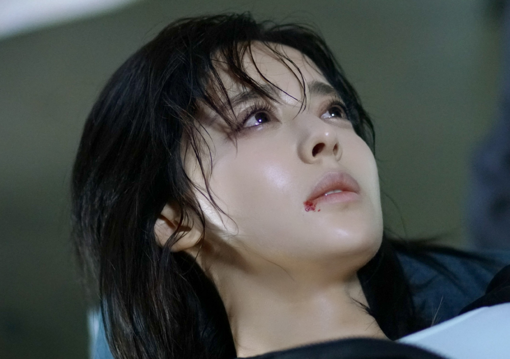 说服周子萱相信自己,凭借自己是周子萱母亲好友的身份,周子萱对阿曼达