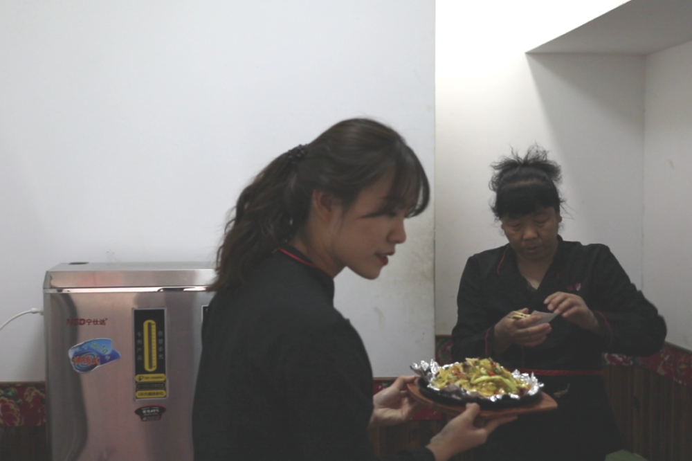 劳动最光荣看美女主播体验饭馆服务员