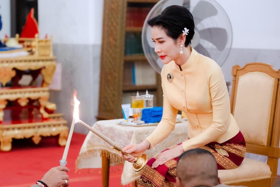 如今看来,诗妮娜靠的绝对不是惊艳的外表,在王室生存,靠的是脑子啊!
