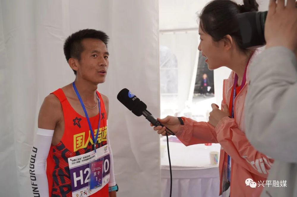 半程馬拉松男子組冠軍王濤半程馬拉松女子組冠軍蹇穆華據瞭解,2021