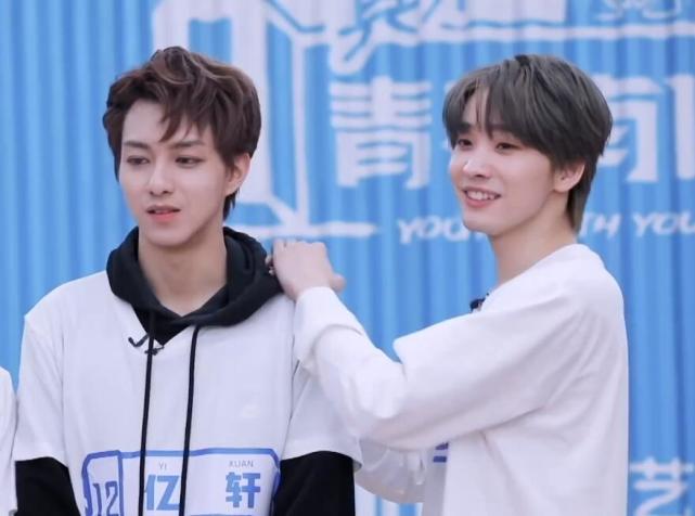 连淮伟想要jennie签名这小伙把lisa老师都逗笑了有前途哦