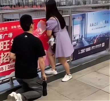 男子向女子下跪祈求她的原谅乞求她不要离开