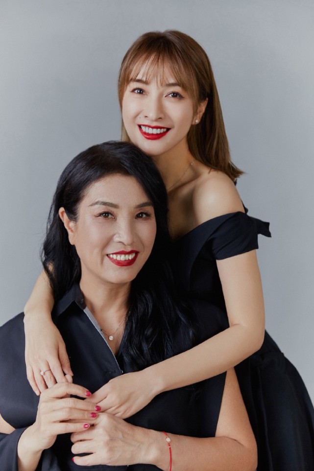 吴昕携妈妈拍母女照,昕妈穿一身黑好优雅,却被少女心指甲抢了镜