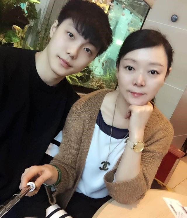 漂亮阿姨又来了胡明轩妈妈梨花带雨太动人成cba最热大美人