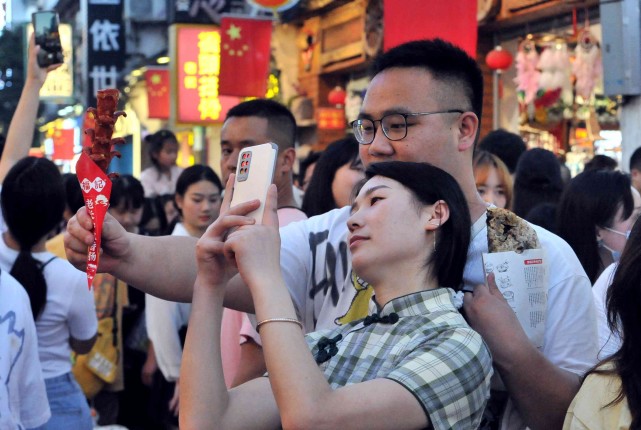 组图▏五一假期首日网红长沙人从众