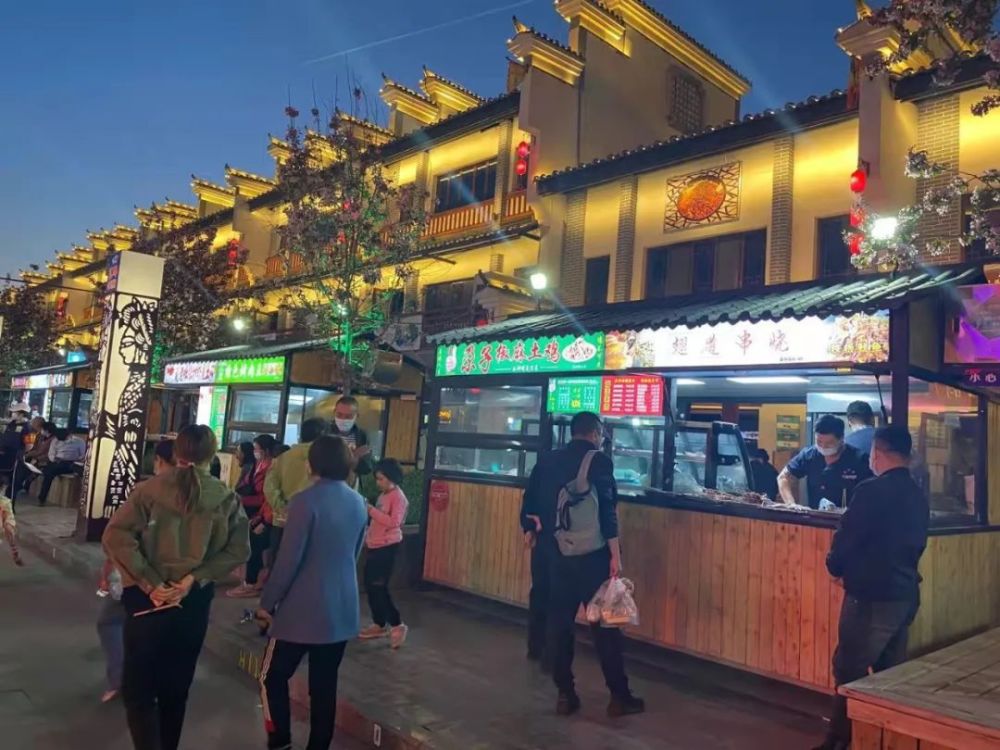 乌鲁木齐南湖北路惠民市场 ,市场每天的营业时间为11时至23时,以服装
