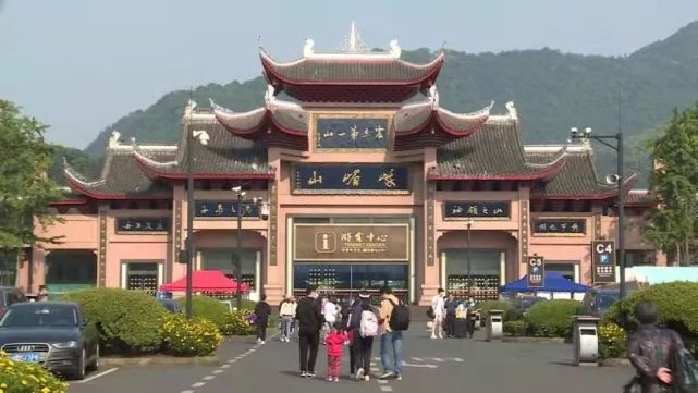 上午10点,记者在峨眉山黄湾游客中心广场见到,停车场内已停满了自驾游