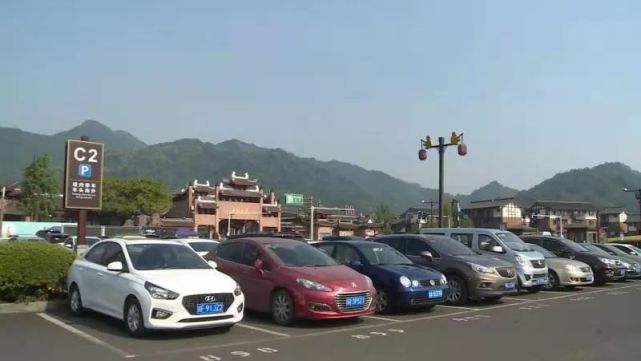 五一假期首日峨眉山景区迎来了首个客流小高峰
