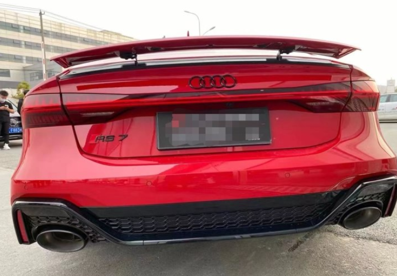 全新奥迪rs7的车尾部分真的很漂亮,美感十足的小尾翼,科技感十足,就像