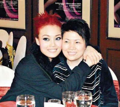 容祖儿与母亲罕见同框,手捧鲜花给母亲惊喜,容妈妈鼻酸险些落泪